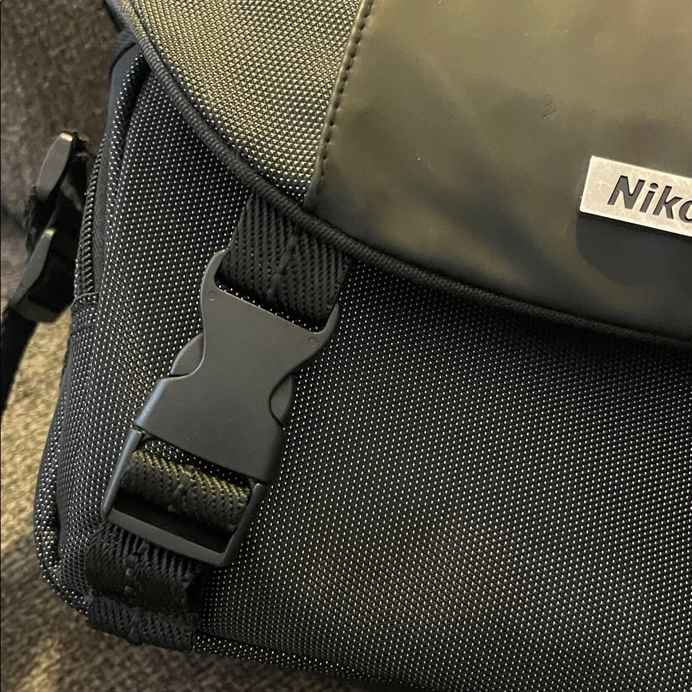 Nikon Black and Gray Messenger Camera Bag - Picture 2 of 8
